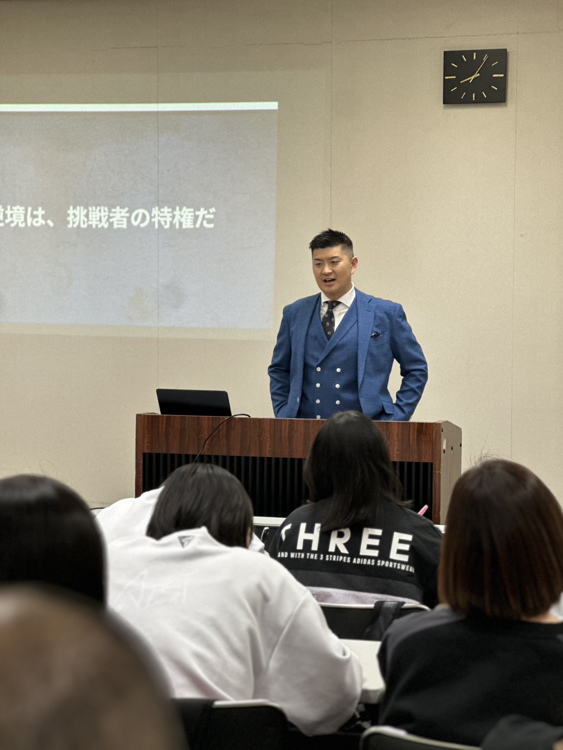 講演に登壇する色川冬馬